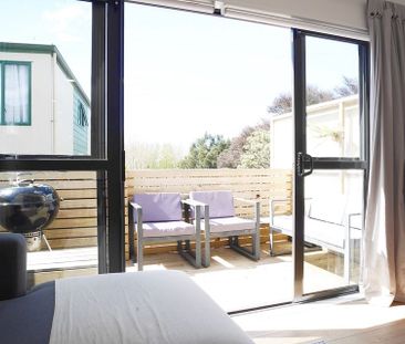 Modern Townhouse With Style - Photo 2