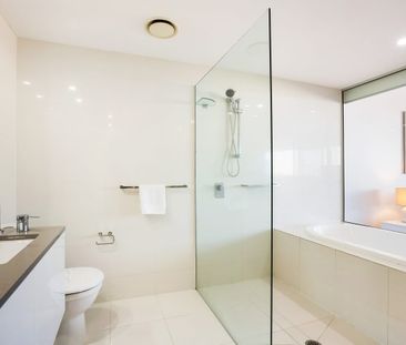 Level 24 Circle on Cavill. - Photo 1