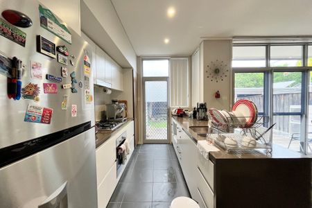 3 Bedroom 2.5 Bathroom 2 Locked Garage Remote Control - Photo 5