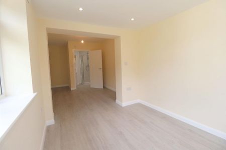 3 bedroom detached bungalow to rent - Photo 3