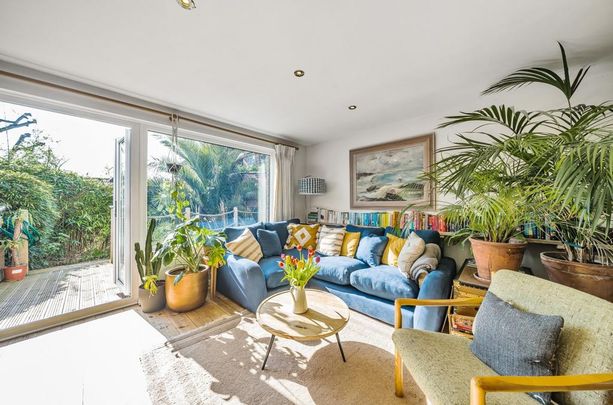 3 bedroom end of terrace house to rent - Photo 1