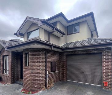 Spacious Three-Bedroom Townhouse with Lush Courtyard and Modern Com... - Photo 1