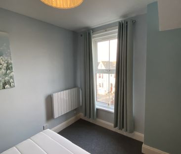 Top Floor Apartment to rent in Southsea just minutes from the pictu... - Photo 1