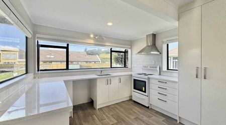 Beautifully Renovated 3-Bedroom Home in Prime Mount Roskill Location - Photo 4