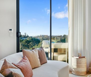 Top Floor 3 Bedroom Penthouse! - Photo 3