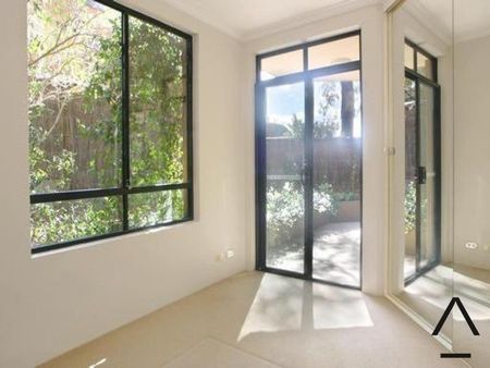 Modern One Bedroom Apartment with Private Courtyard - Photo 2