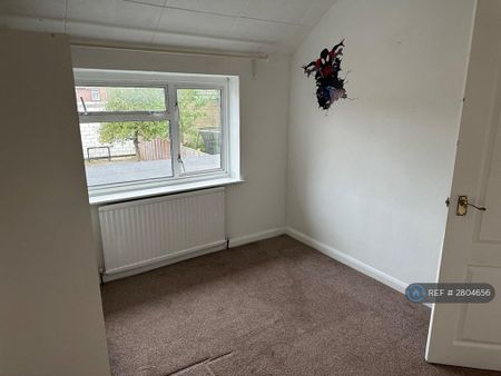 4 bedroom semi-detached house to rent - Photo 4