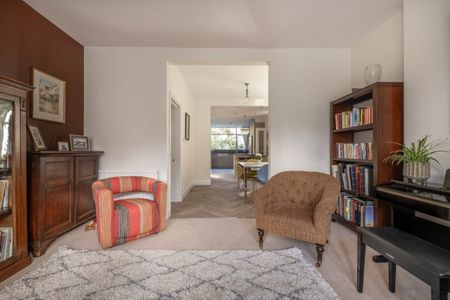 5 bedroom detached house to rent - Photo 2