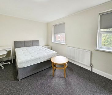 Fairview Avenue, Woking, Surrey, GU22 7NU - Photo 6