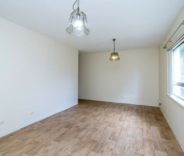 Quaint two bedroom, one bathroom apartment! - Photo 5