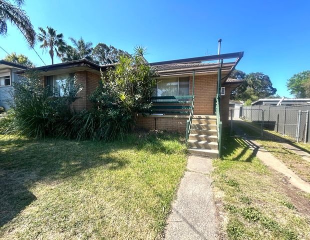 Lovely Home with Perfect Yard for the Kids&excl; - Photo 1