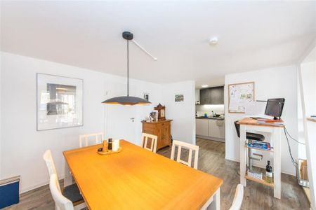 Stilvolle 2-ZKB im Dachgeschoss mit Einbauküche und Balkon - Photo 4