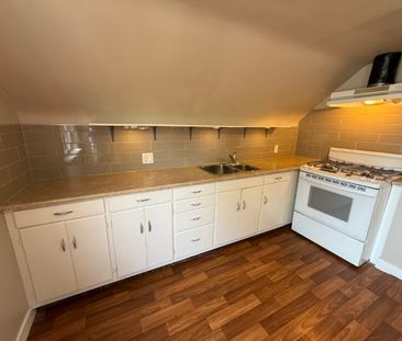 🌟 Cozy 600 sq ft Upper Floor Mezzanine Suite Near NAIT - Photo 2
