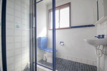 Huge Family Home - Photo 2