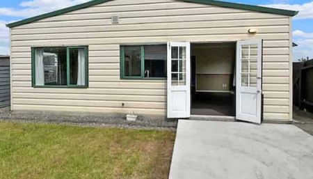 Feilding - Three Bedrooms - Photo 3