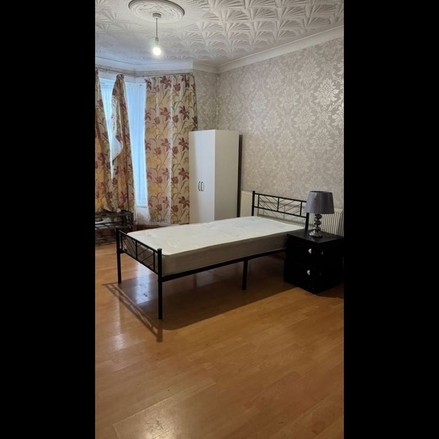 Room in a Shared House, High Road, IG3 - Photo 2