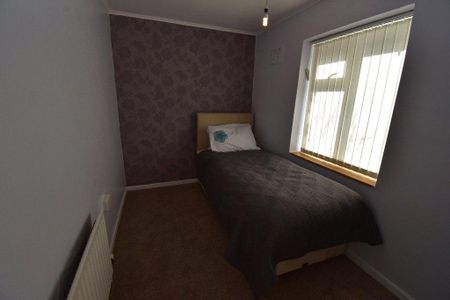 4 bedroom semi-detached house to rent - Photo 4