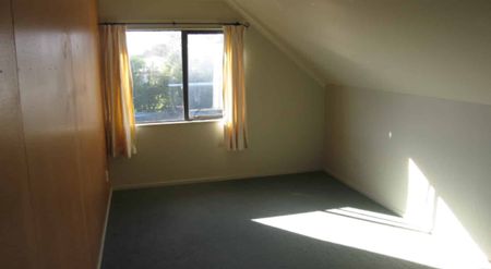 SIX BEDROOMS - STUDENT RENTAL - Photo 3