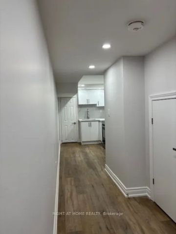 34 Reigate Avenue #Basement Apartment - Photo 3