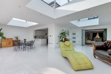 4 bedroom detached house to rent - Photo 5