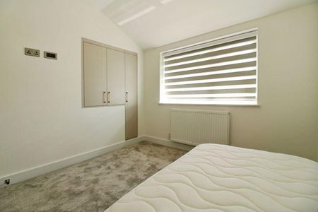 4 bedroom semi-detached house to rent - Photo 3