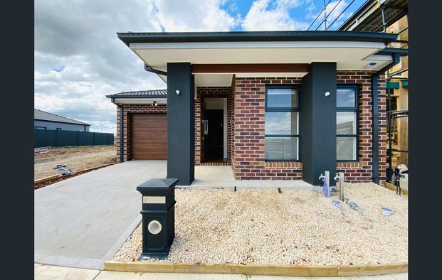 3 Bedroom Home in Near New Condition - Photo 1