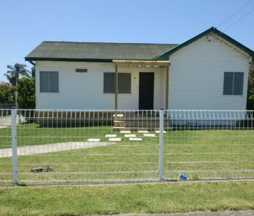 Great location, Freshly painted through out family home. - Photo 4
