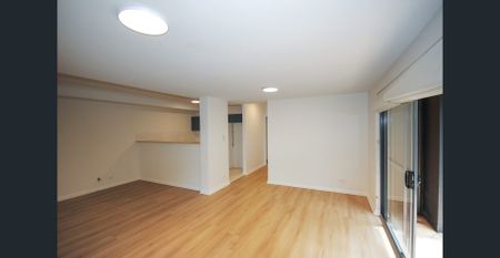 Stylish coastal apartment in the heart of Newport Village - Photo 5