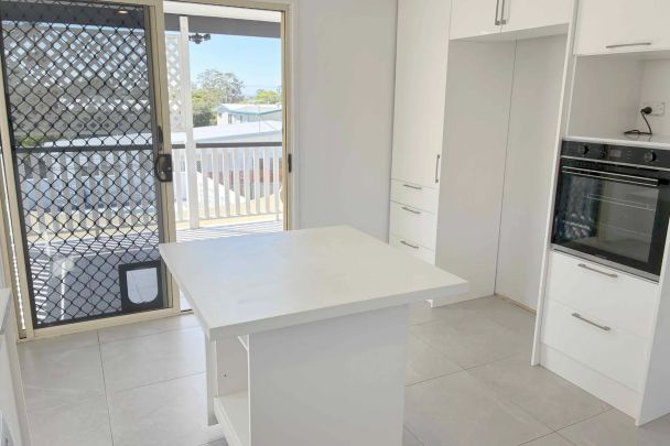 Spacious and Stylish Upstairs Living in Prime Redcliffe Location - Photo 1