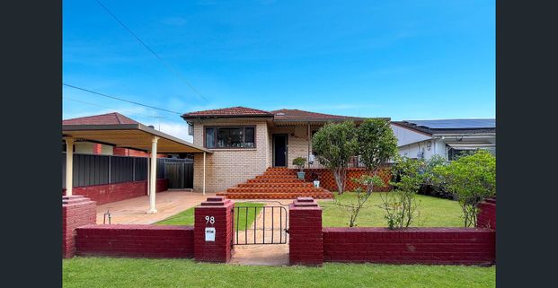 Family Home with Flexible Layout in a Prime Location - Photo 1