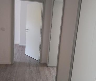 ** herrliche 3 Raum mit Balkon, neu gemalert und neue Beläge, Einba... - Foto 1
