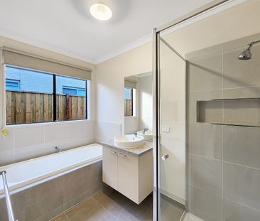 Spacious Family Home! - Photo 6