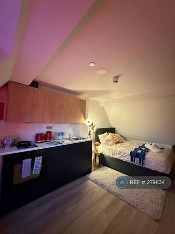 1 bedroom in a house share to rent - Photo 2