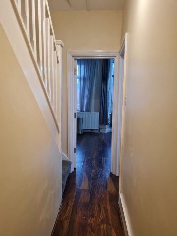 2 Bed Flat, Hatherley Gardens, E6 - Photo 2