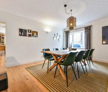 A stunning, detached, house in the favoured village of Itchenor wit... - Photo 5
