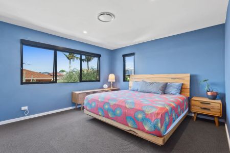 Modern Family Home - Photo 2