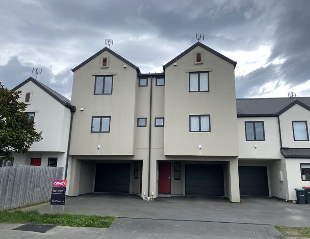 3 Bedroom, 3 Level Rebuilt Townhouse in Sydenham - Photo 1