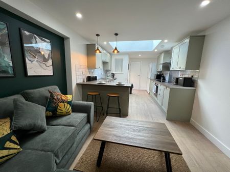 Augustus Road Room 4 - Photo 5