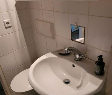 Privates Zimmer mit eigenem Bad, vollmöbliert - bezugsfertig - Photo 2