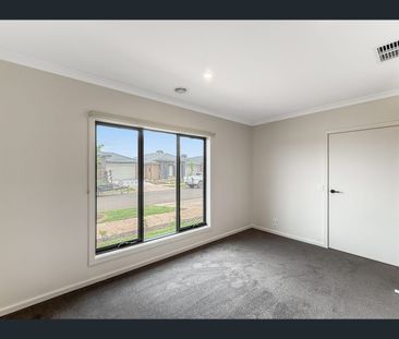 21 Leith Road, Thornhill Park, Vic 3335 - Photo 1