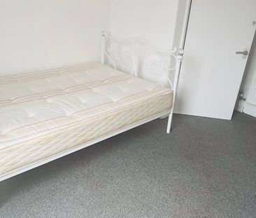 Room in a Shared House, St Fillans Road, SE6 - Photo 3