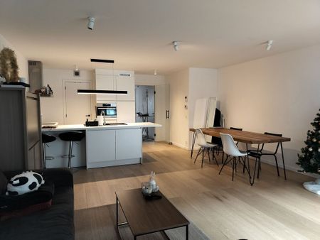 Centraal gelegen appartement met twee slaapkamers, autostaanplaats en terras in Ieper - Photo 3