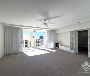 Luxury Apartment Living in the Heart of Emerald Lakes - Photo 2
