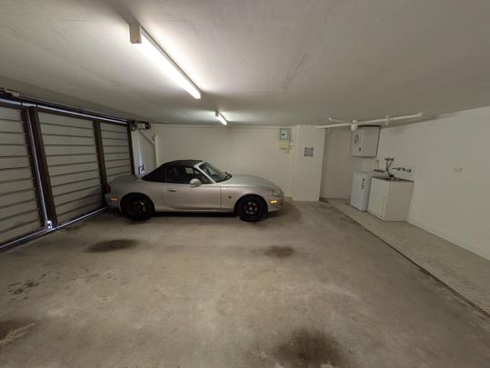 Contemporary Three-Level Townhouse-Style Apartment with Private Entry and Double Garage - Photo 1