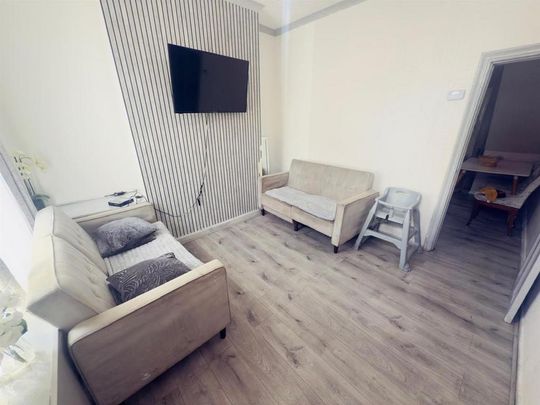 2 bedroom end of terrace house to rent - Photo 1