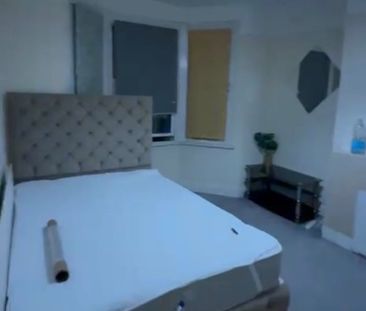 3 Bed Flat, Hillside, NW10 - Photo 1