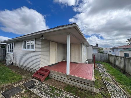 For Rent: Spacious 2-Bedroom House Papatoetoe - Photo 4