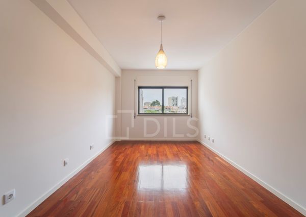 Apartamento T2 renovado para arrendar na Rua São João Bosco