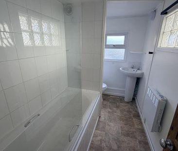 2 bedroom end of terrace house to rent - Photo 5