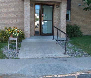 $1055, 4 1/2 au rez-de-chaussée pour juillet - Photo 3